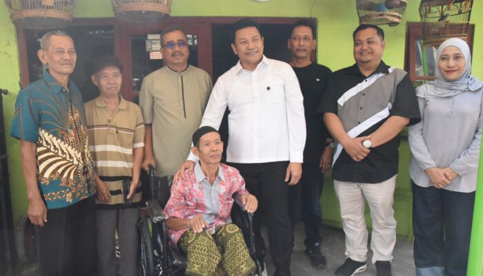 Bupati Subandi Tinjau RTLH dan Serahkan Bantuan Kursi Roda untuk Warga Buduran