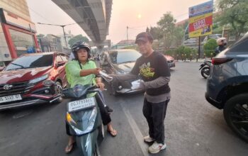 Yayasan Kawan Lamo dan Sentra Budi Perkasa Bagikan Ratusan Masker ke Warga Palembang
