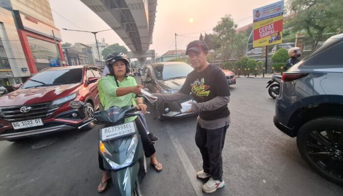 Yayasan Kawan Lamo dan Sentra Budi Perkasa Bagikan Ratusan Masker ke Warga Palembang