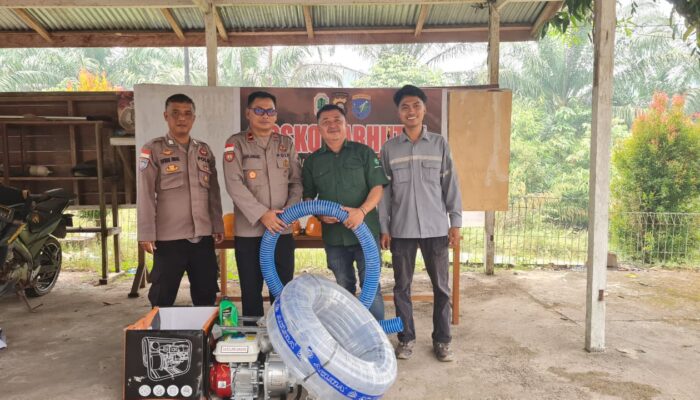 Perkuat Lini Depan, PT AMS Hibahkan Peralatan Damkar ke Polsek Seberuang