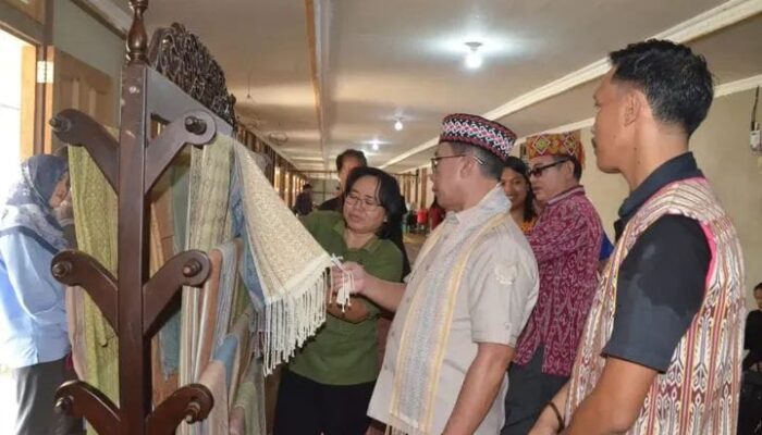 Sukardi di Betang Lauk Rugun: Tenun Iban Bukan Sekadar Kain, Ini Identitas Kapuas Hulu