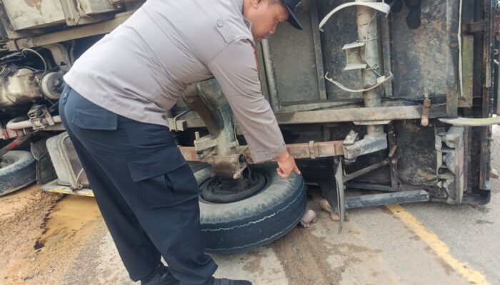 Rem Diduga Bermasalah, Truk Box Tumbang di Bunut Hulu, Pengemudi 48 Tahun Tewas
