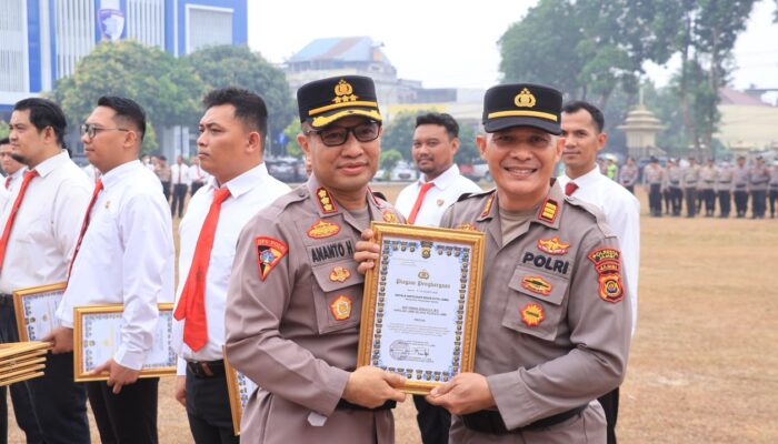 Kapolresta Jambi Beri Penghargaan kepada 47 Personel Berprestasi