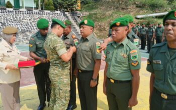 Dandim 1803/Fakfak Pimpin Kenaikan Pangkat dan Pelepasan Purna Tugas