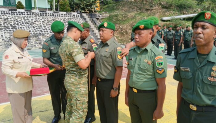 Dandim 1803/Fakfak Pimpin Kenaikan Pangkat dan Pelepasan Purna Tugas