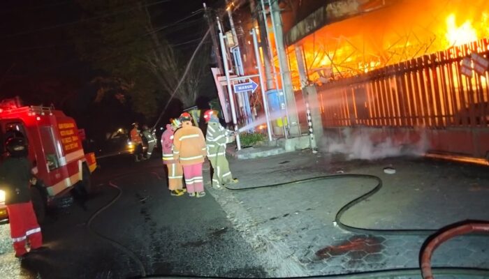 Ruko di Jalan Bondowoso Terbakar, Satu Pria Dievakuasi