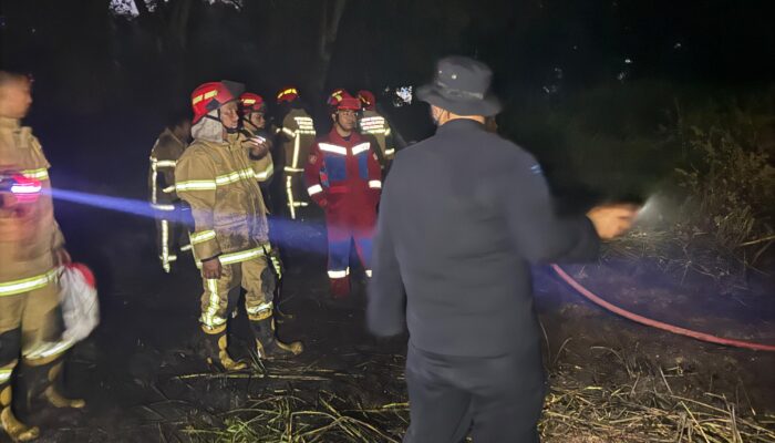 Patroli Siaga Brimob Polda Sumsel Padamkan Api di Lahan Seluas 3 Ha