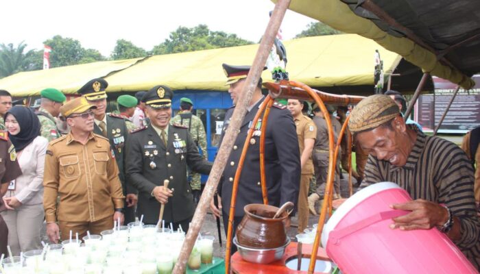 Usai Upacara HUT TNI ke-81, Kodim 1206 Putussibau Ajak Warga Makan Bersama dan Dorong UMKM