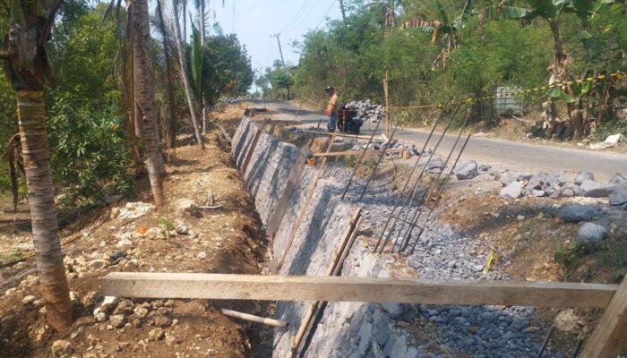 Cegah Ancaman Longsor, DPUBM Kabupaten Malang Bangun TPT di Sidodadi