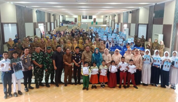 Simbolis, Wako Prabumulih Bersama Unsur Forkopimda Bagikan Bantuan Seragam Sekolah Gratis