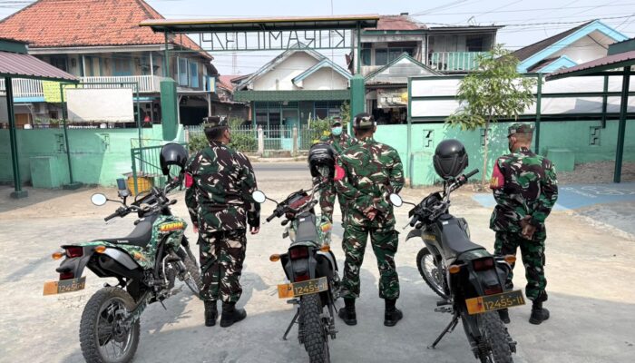 Pastikan Wilayah Tegal Binangun Aman dari Karhutla, Babinsa Plaju Darat Patroli