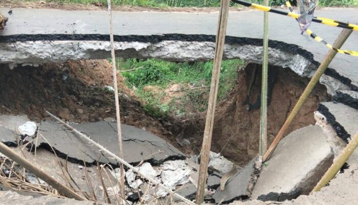 Respons Cepat, Dinas PUTR PALI Janji Perbaiki Jalan Ambles Talang Ojan–Sukamaju