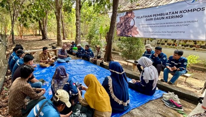 Pertamina Patra Niaga Regional Sumbagsel Manfaatkan Daun Kering di Kebun Raya Tuatunu Menjadi Kompos Berkelanjutan