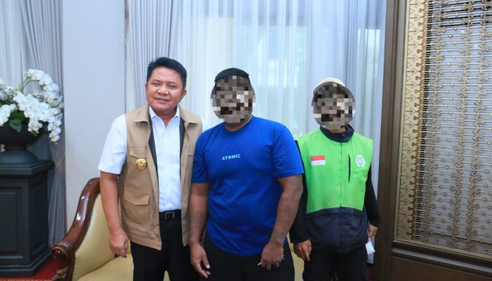 Herman Deru Serahkan Rp10 Juta kepada Ari, Warga yang Berani Laporkan Pembakaran Lahan di Palembang