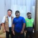 Herman Deru Serahkan Rp10 Juta kepada Ari, Warga yang Berani Laporkan Pembakaran Lahan di Palembang