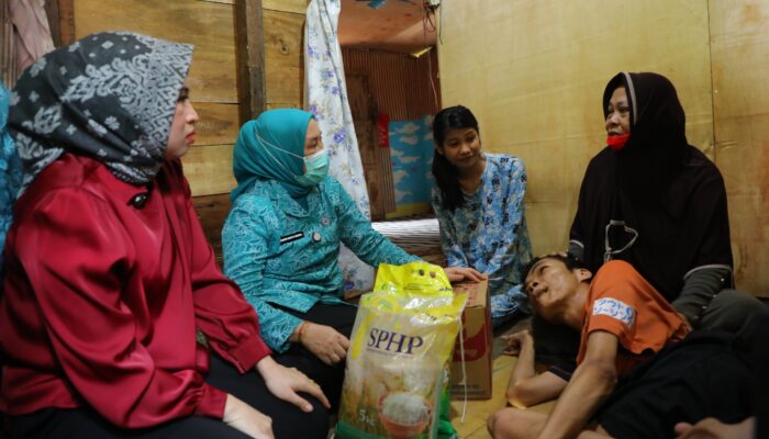 Palembang Peduli Salurkan Kursi Roda dan Sembako, Dewi Sastrani: Kami Ingin Hadir untuk Warga yang Membutuhkan