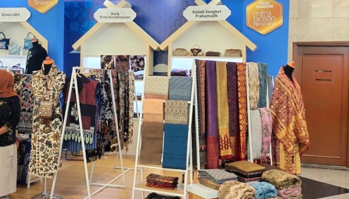 Pertamina Patra Niaga Regional Sumbagsel Angkat Songket Motif Nanas Prabumulih melalui Azizah Songket di INACRAFT 2026
