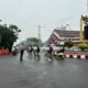 Putussibau Pagi Ini Beda: Kapolres Seberangkan Siswa, Waka Polres Tuntun Emak-Emak di Pasar