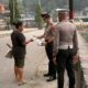 Kapolres Fakfak Turun Langsung Atur Lalu Lintas dan Bagikan Masker di Tengah Kota