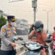 Kapolresta Jambi Turun Atur Lalu Lintas dan Bagikan Masker di Tengah Kabut Asap