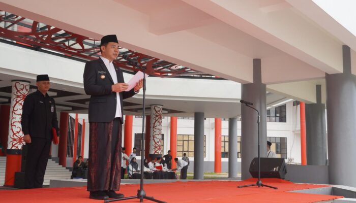 Gema Resolusi Jihad Membara di Putussibau, Bupati Fransiskus Diaan Pimpin Apel Hari Santri 2026