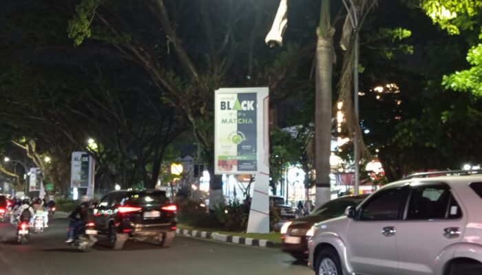 Langgar Perda, Reklame Rokok Berdiri di Median Jalan Soehat Kota Malang