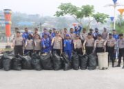 Jaga Fakfak Bersih, AKBP Naim Ishak Pimpin Langsung Aksi Green Policing Bersihkan Sampah Darat dan Laut