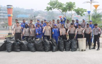 Jaga Fakfak Bersih, AKBP Naim Ishak Pimpin Langsung Aksi Green Policing Bersihkan Sampah Darat dan Laut