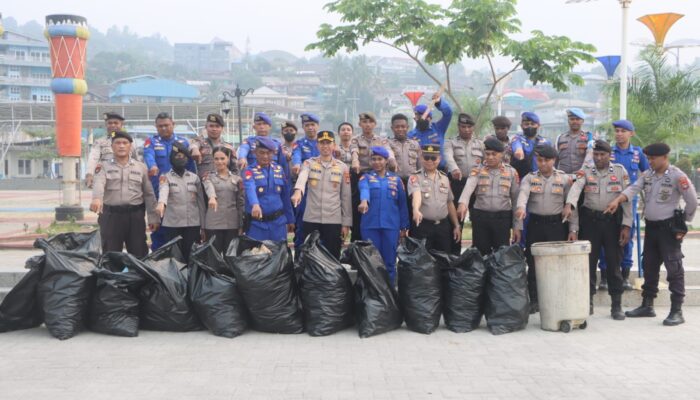 Jaga Fakfak Bersih, AKBP Naim Ishak Pimpin Langsung Aksi Green Policing Bersihkan Sampah Darat dan Laut