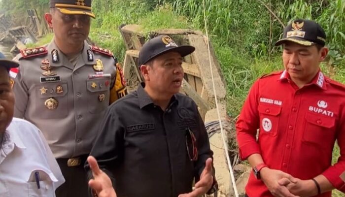 Lasarus dan Bupati Fransiskus Diaan Tinjau Tebing Longsor di Jantung Putussibau