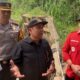 Lasarus dan Bupati Fransiskus Diaan Tinjau Tebing Longsor di Jantung Putussibau
