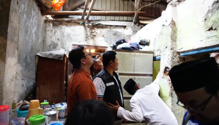 Bupati Subandi Bantu Warga Waru, Dua Rumah Diperbaiki dan Empat Kursi Roda Disalurkan