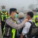 Wujud Kepedulian, Kapolres Musi Rawas Turun ke Jalan Atur Lalu Lintas dan Bagikan Masker