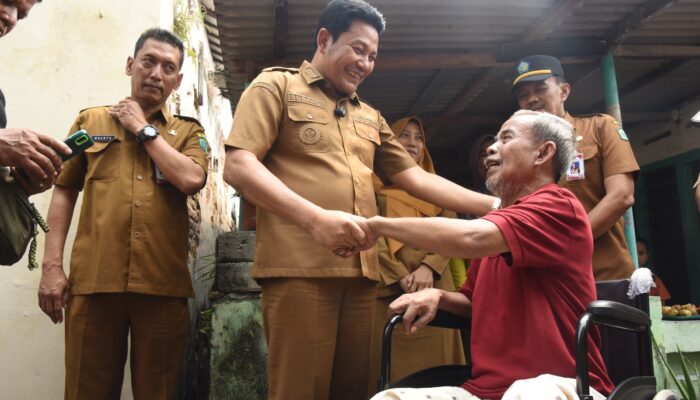 Momen Haru Bupati Subandi ketika Serahkan Kursi Roda untuk Empat Warga Sidoarjo