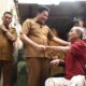 Momen Haru Bupati Subandi ketika Serahkan Kursi Roda untuk Empat Warga Sidoarjo