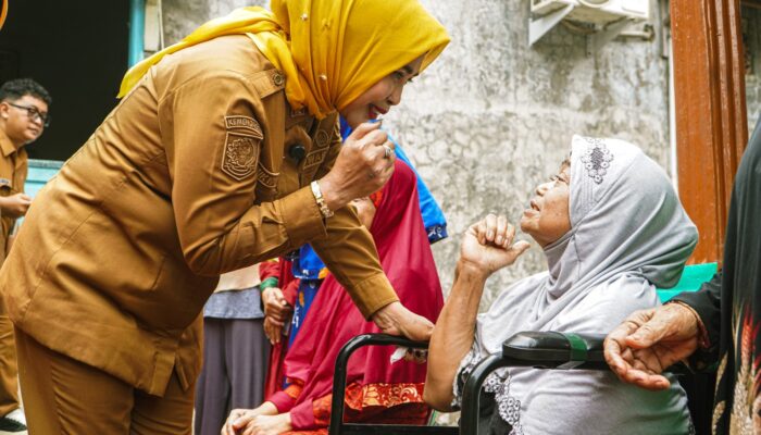 Wabup Mimik Salurkan Kursi Roda untuk Bantu Aktivitas Tiga Warga Candi dan Sumorame