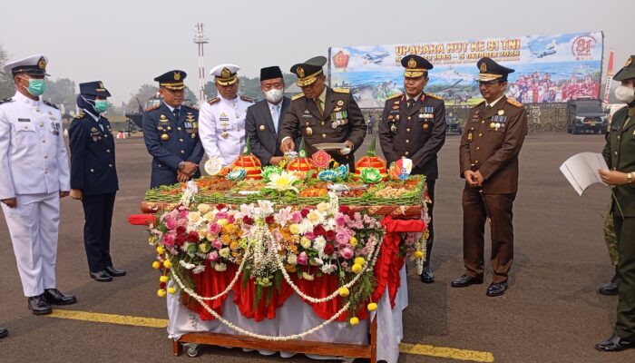 Syukuran HUT Ke-81 TNI, Kasdam II/Swj Potong Tumpeng Sebagai Simbol Kebersamaan dan Regenerasi