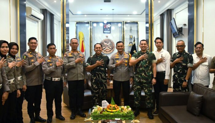 Ini Surprise yang Berikan Kapolrestabes Palembang di HUT TNI ke 81 Untuk Danrem 044/Gapo