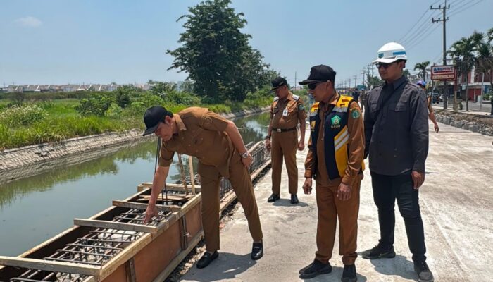 Kejar Deviasi 9 Persen, Bupati Subandi Sidak Betonisasi Jalan Kebonagung-Kemasan