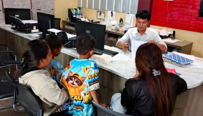 Anak Kembar Dianiaya Tetangga, MO Ditampar, MI Kepalanya Dibenturkan ke Pagar Besi