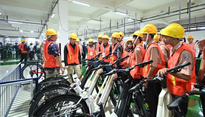 Wapres Gibran Kunjungi Pabrik Polygon di Sidoarjo, Dorong Pendidikan Vokasi Selaras Kebutuhan Industri