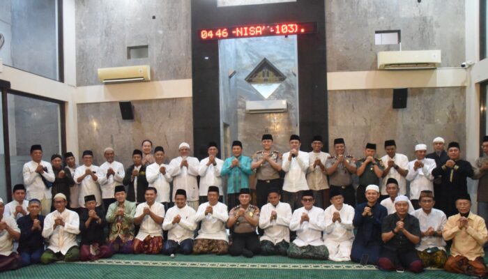 Bupati Subandi dan Kapolresta Sidoarjo Ajak Warga Jaga Kerukunan Lewat Subuh Keliling di Masjid Al-Muttaqiin Waru