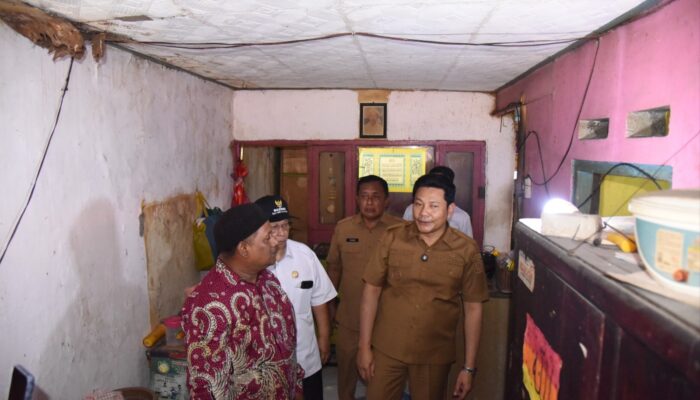 Bupati Subandi Sidak Dua RTLH di Kecamatan Sidoarjo, Perbaikan Dimulai November
