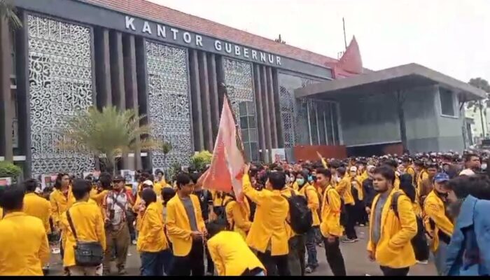 Bawa Kartu Merah, Ribuan Mahasiswa Unsri Tagih Keseriusan Herman Deru Tangani Karhutla