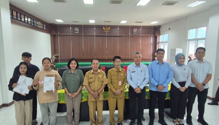 Launching Sikawan Dayak, Kejari Kapuas Hulu menyerahkan 45 Dokumen Kependudukan kepada masyarakat.