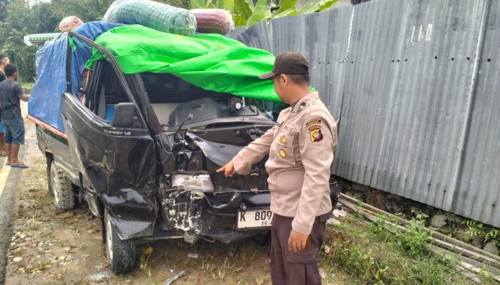 Ban Pecah, Pick Up Terbalik di Bunut Hulu Kapuas Hulu, Pengemudi Luka