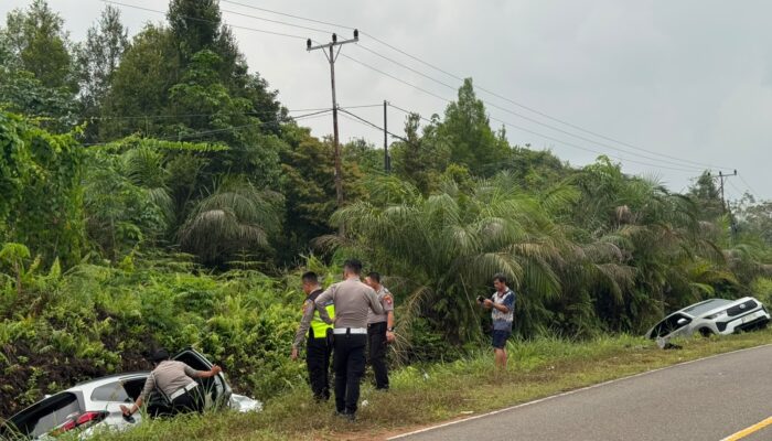 Hindari Motor, Toyota Rush Adu Banteng Lawan Innova Zenix